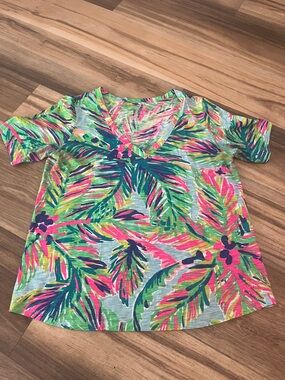 Lilly Pulitzer Etta V-Neck Top | Style 24137 | Tropical theme size Medium